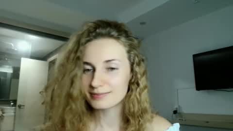 sweety_fruits online show from February 11, 2026, 5:07 pm