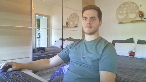 syl092 online show from October 30, 2025, 11:22 am