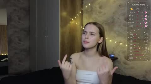 taiti_fox_cub online show from November 17, 2025, 5:52 pm