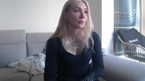 tattoobbgirl online show from October 7, 2025, 11:18 am