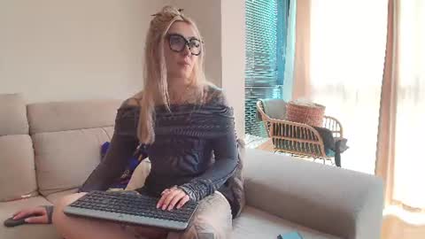 Snapshot of tattoobbgirl chatting on June 16, 2026, 3:47 pm tattoobbgirl online show from June 16, 2026, 3:47 pm