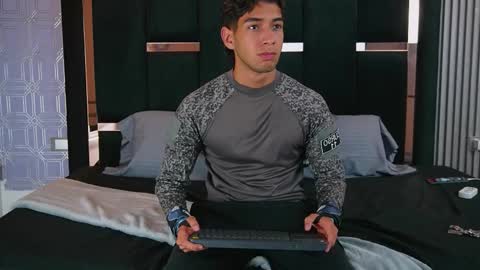 taylorsmiths_ online show from November 25, 2025, 3:06 am