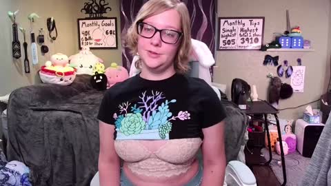 Pixie and Tentacle Overlord online show from December 4, 2024, 7:12 pm