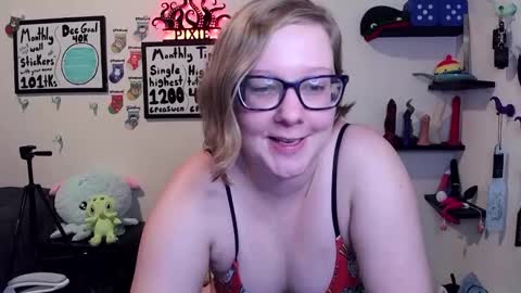 Pixie and Tentacle Overlord online show from December 22, 2025, 11:24 pm