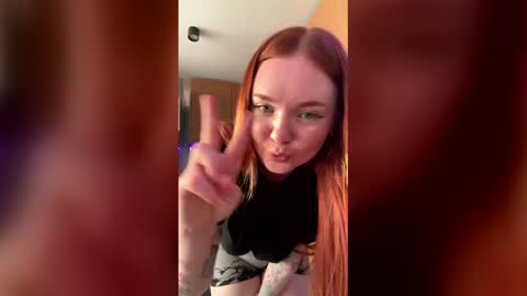 Snapshot of tendersea chatting on June 9, 2026, 3:23 pm inst r0seamber0 online show from June 9, 2026, 3:23 pm