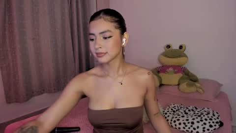 Snapshot of tenshi_leah chatting on October 27, 2025, 11:31 pm Leah online show from October 27, 2025, 11:31 pm