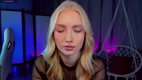 TessaHamilton online show from December 22, 2025, 7:49 am