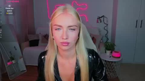 Snapshot of tessahamilton chatting on August 7, 2026, 1:13 pm TessaHamilton online show from August 7, 2026, 1:13 pm
