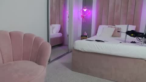 tessaquins online show from October 19, 2025, 5:35 pm