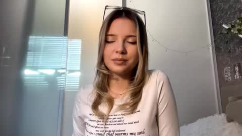 Snapshot of tessiebe chatting on February 19, 2026, 12:01 pm tessiebe online show from February 19, 2026, 12:01 pm