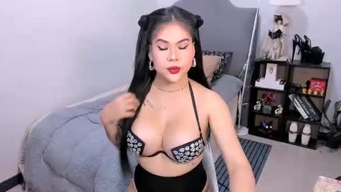 Snapshot of thegreatlaura chatting on July 27, 2026, 9:27 am thegreatlaura online show from July 27, 2026, 9:27 am