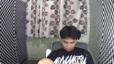 Snapshot of thehugecomeback chatting on December 9, 2024, 1:02 pm Xerxis online show from December 9, 2024, 1:02 pm