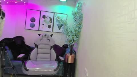 Theia  online show from April 1, 2026, 12:39 pm