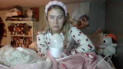 Snapshot of thelittlebambii chatting on December 15, 2025, 3:55 am Little Bambii online show from December 15, 2025, 3:55 am