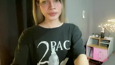 Snapshot of theprecious_pearl chatting on June 30, 2026, 3:24 pm Precious love online show from June 30, 2026, 3:24 pm