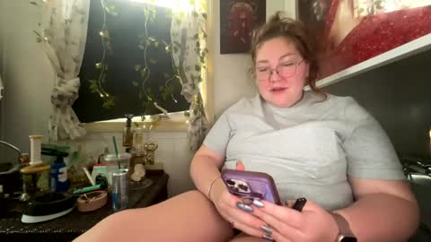 Snapshot of thesashadomme chatting on December 19, 2024, 6:34 pm The Sasha Domme online show from December 19, 2024, 6:34 pm