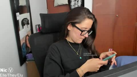 Nicole online show from April 21, 2026, 7:06 pm