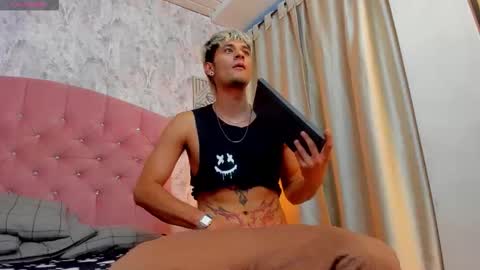 thiago online show from November 1, 2025, 7:49 pm