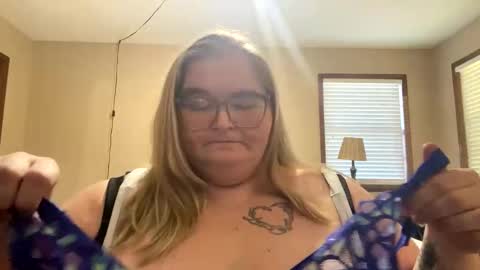 Snapshot of thickerthanasnicker4u chatting on October 8, 2025, 8:39 pm thickerthanasnicker4u online show from October 8, 2025, 8:39 pm