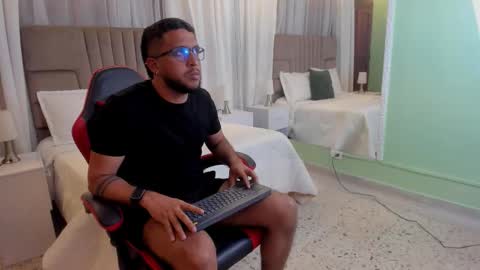 Snapshot of thom_houston chatting on November 19, 2025, 3:50 am Thom Houston online show from November 19, 2025, 3:50 am