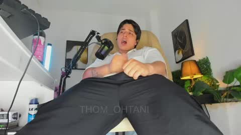 Snapshot of thom_ohtani chatting on April 28, 2026, 2:27 am thom_ohtani online show from April 28, 2026, 2:27 am