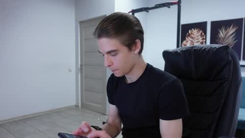 Snapshot of thomas_brons chatting on June 4, 2026, 1:50 pm THOMAS BRONS online show from June 4, 2026, 1:50 pm