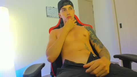 Snapshot of thomas_foxx chatting on April 10, 2026, 5:12 am thomas_foxx online show from April 10, 2026, 5:12 am