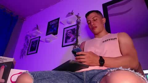 Snapshot of thomsevery_ chatting on December 10, 2024, 3:09 am Thoms Every online show from December 10, 2024, 3:09 am