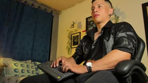 Snapshot of thomsevery_ chatting on September 16, 2025, 12:22 am Thoms Every online show from September 16, 2025, 12:22 am