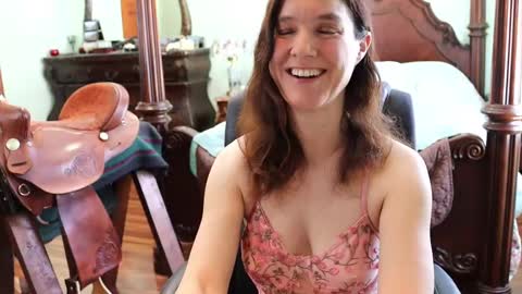 Snapshot of thornbury_rose chatting on March 6, 2025, 5:54 pm ThornburyRose online show from March 6, 2025, 5:54 pm