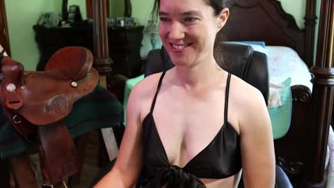 Snapshot of thornbury_rose chatting on May 28, 2026, 5:32 pm ThornburyRose online show from May 28, 2026, 5:32 pm