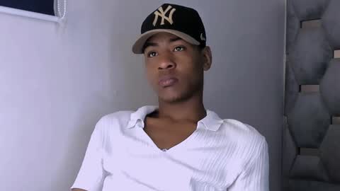 tiago_xxx_ online show from October 21, 2025, 9:26 pm