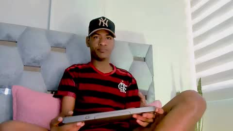 tiago_xxx_ online show from October 25, 2025, 6:35 pm