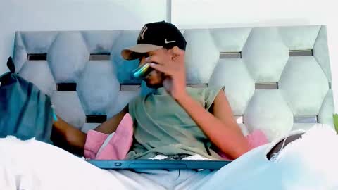 tiago_xxx_ online show from October 26, 2025, 9:21 pm