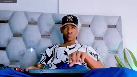 tiago_xxx_ online show from October 28, 2025, 9:06 pm