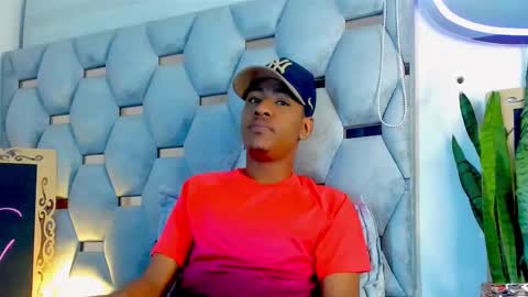 tiago_xxx_ online show from November 14, 2025, 2:43 am