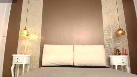 T I F F A N Y online show from November 10, 2025, 8:08 pm