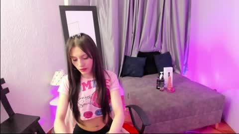 tiinajonus_ online show from May 28, 2026, 4:43 am