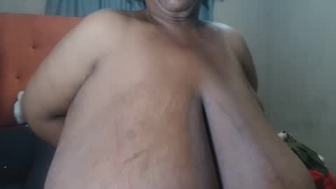 Snapshot of tinagiant chatting on May 7, 2026, 4:01 pm tinagiant online show from May 7, 2026, 4:01 pm