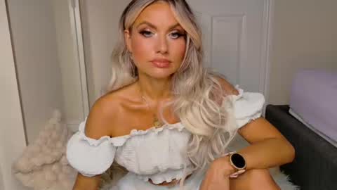 tinkerbell822 online show from May 19, 2026, 7:26 am