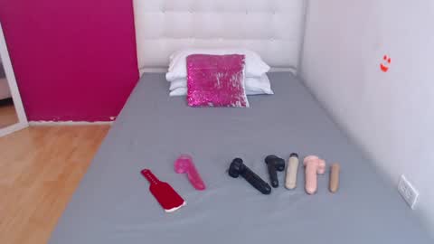 tiny_whore18 online show from December 19, 2024, 2:57 pm