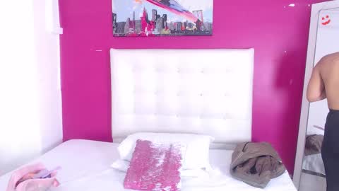 tiny_whore18 online show from September 27, 2025, 4:23 pm