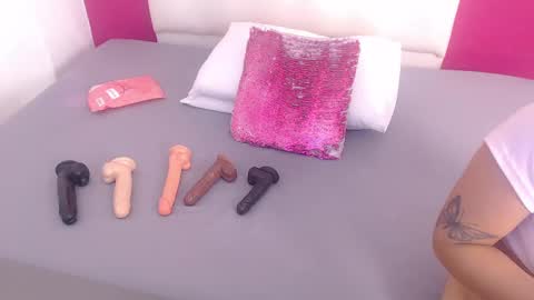 tiny_whore18 online show from October 2, 2025, 4:03 pm