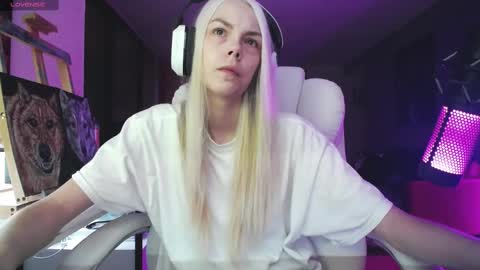 stage Kylie Sinner  brand CLITBAIT online show from September 18, 2025, 9:22 am