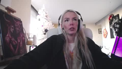 stage Kylie Sinner  brand CLITBAIT online show from December 18, 2025, 8:37 pm