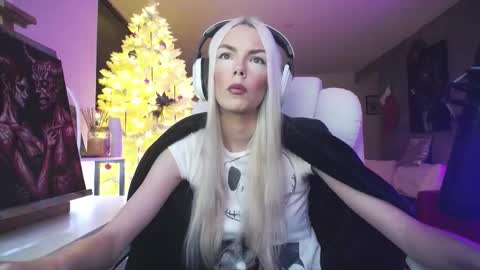 stage Kylie Sinner  brand CLITBAIT online show from December 22, 2025, 10:23 am