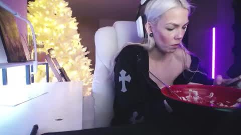 stage Kylie Sinner  brand CLITBAIT online show from February 3, 2026, 2:53 am