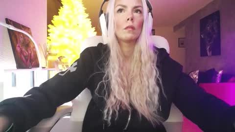 stage Kylie Sinner  brand CLITBAIT online show from February 3, 2026, 10:48 pm