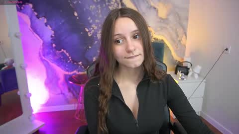 tinynataliee online show from April 18, 2026, 2:43 pm