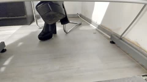 Snapshot of tired33 chatting on November 9, 2025, 3:27 am Anna online show from November 9, 2025, 3:27 am